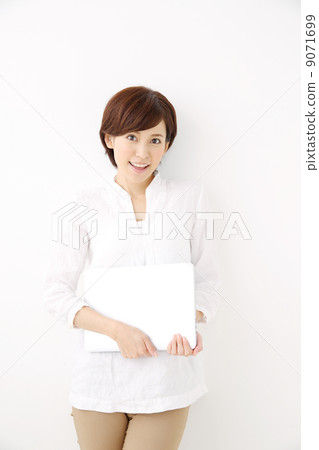 A girl with a laptop 9071699