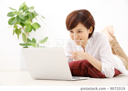 Girls using laptops 9072019