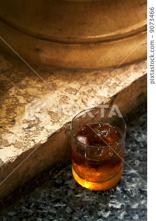 Glass from whisky 9073466
