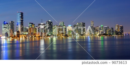 美國佛羅里達州邁阿密市區的夜景 美國佛羅里達州邁阿密市區的夜景 9073613