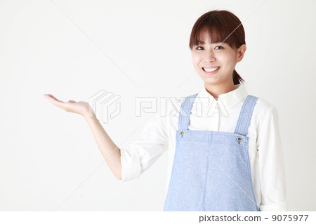 A woman in an apron 9075977