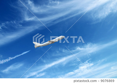 飛機在天空中飛行 飛機在天空中飛行 9076869