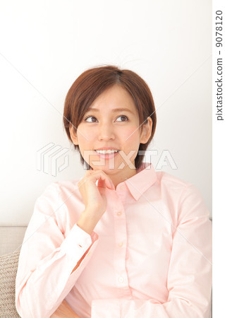A woman who sits on a sofa and thinks 9078120