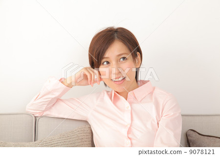 A woman who sits on a sofa and thinks 9078121