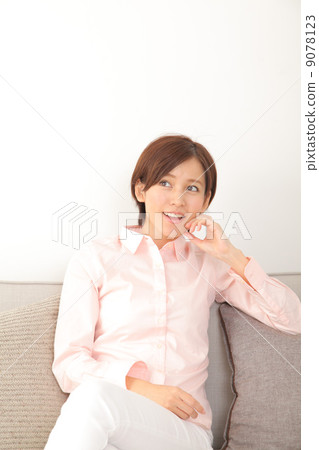 A woman who sits on a sofa and thinks 9078123