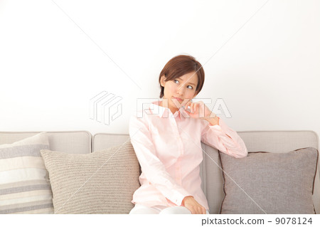 A woman who sits on a sofa and thinks 9078124