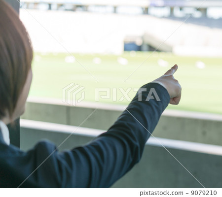 一名女子在體育場內進行指示。 一名女子在體育場內進行指示。 9079210