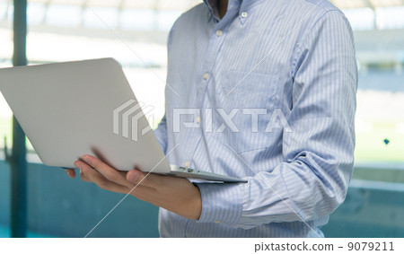 A man with a laptop 9079211