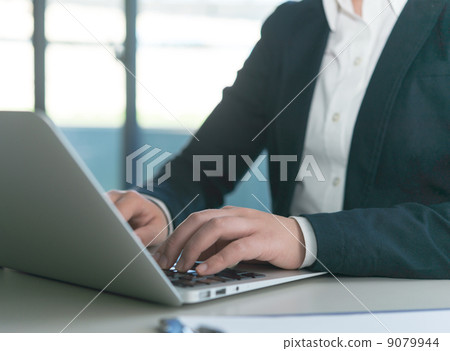 便攜式計算機和女人 9079944