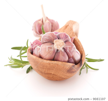 Garlic cloves in wooden bowl isolated on white background Garlic cloves in wooden bowl isolated on white background 9081107