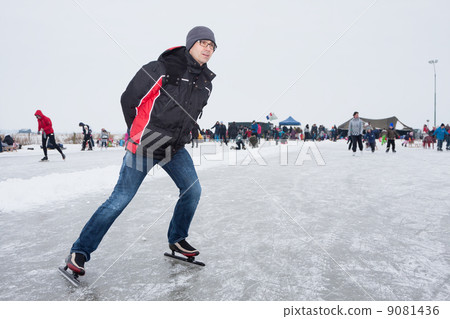 Man skating on the icerink of Eemdijk (Holland) 9081436