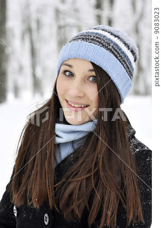 smiling girl 9083023