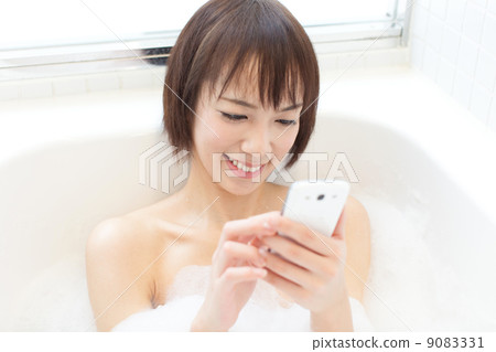 使用智能手機的婦女在浴 9083331