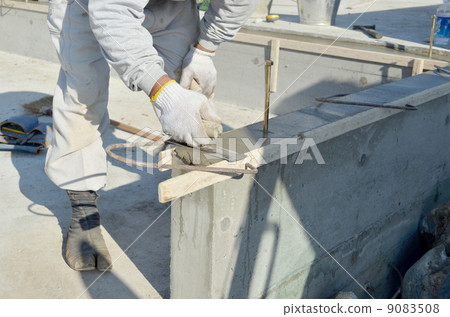 Leading edge of the foundation 9083508