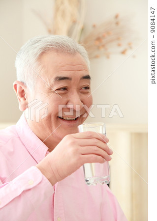 飲用水酒的資深圖像 飲用水酒的資深圖像 9084147