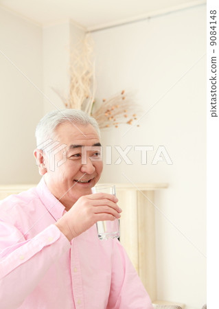 飲用水酒的資深圖像 飲用水酒的資深圖像 9084148