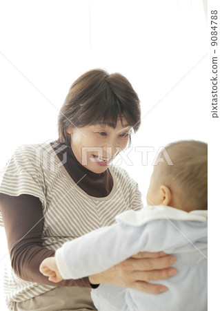 嬰兒和祖母 嬰兒和祖母 9084788
