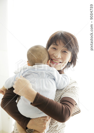 嬰兒和祖母 嬰兒和祖母 9084789