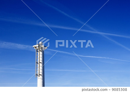 燈塔和飛機雲 9085308