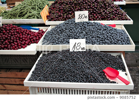 Berries on the food market. 9085752