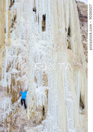 Young man climbing the ice 9086007