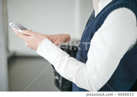 操作智能手機的學校女生 操作智能手機的學校女生 9086633