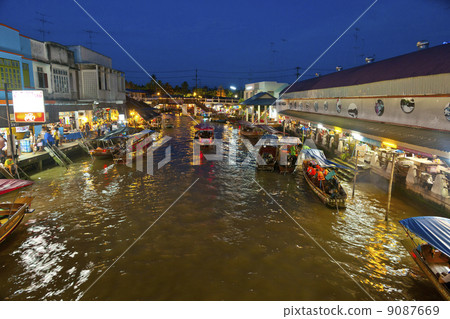 在晚上風景的Amphawa浮動市場 9087669