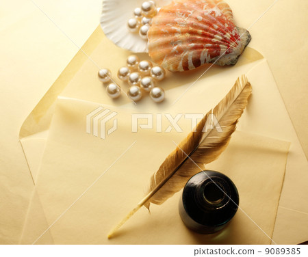 Envelope, feather and pearl 9089385