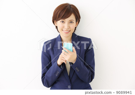 使用智能手機的女人 9089941