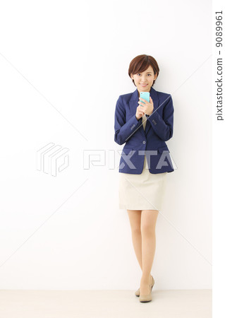 Woman using a smartphone 9089961