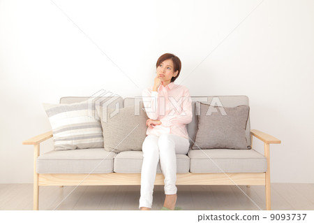 Women working in casual wear 9093737