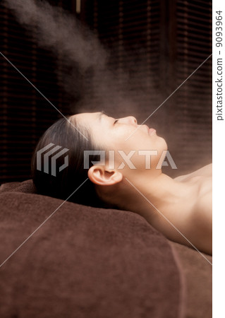 Middle female esthetic (treatment by professional esthetician) Middle female esthetic (treatment by professional esthetician) 9093964