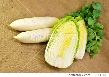 Winter vegetables · 2 leaves with radishes and cut cabbage · linen bags sideways position 9094161