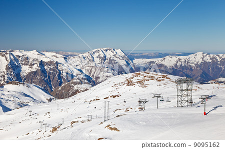 Ski resort in French Alps 9095162