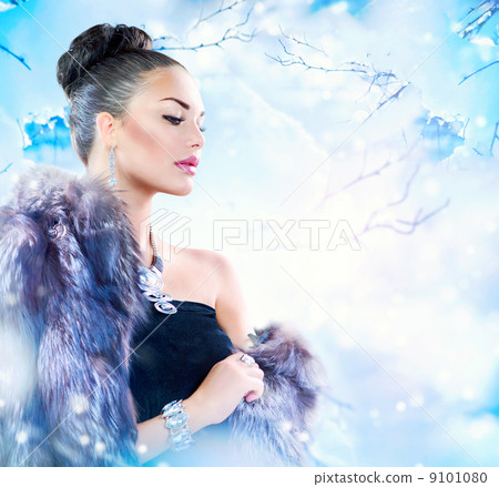 Winter Woman in Luxury Fur Coat 9101080