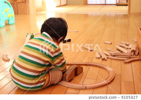 孩子們玩火車玩具 9105827