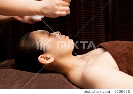 Deep cleansing for middle-aged women at beauty salon Deep cleansing for middle-aged women at beauty salon 9106028