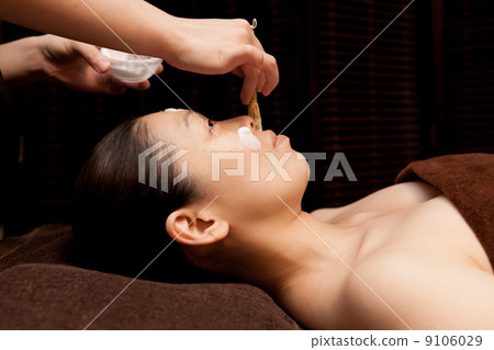 Deep cleansing for middle-aged women at beauty salon Deep cleansing for middle-aged women at beauty salon 9106029