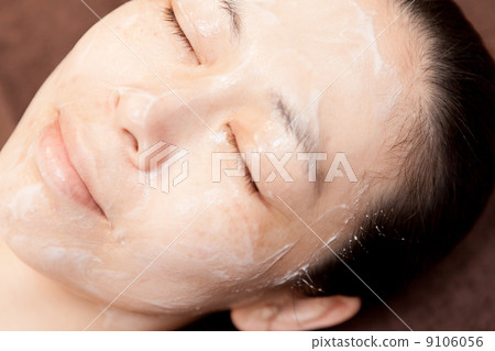 Deep cleansing for middle-aged women at beauty salon Deep cleansing for middle-aged women at beauty salon 9106056