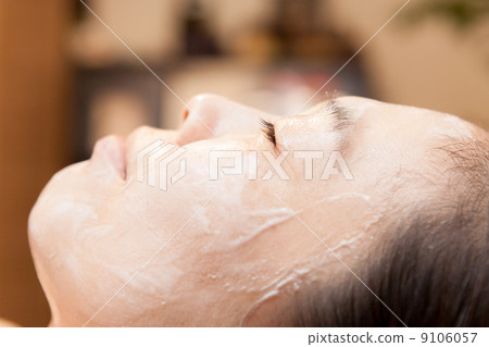 Deep cleansing for middle-aged women at beauty salon Deep cleansing for middle-aged women at beauty salon 9106057