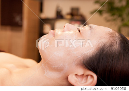 Deep cleansing for middle-aged women at beauty salon Deep cleansing for middle-aged women at beauty salon 9106058