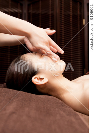 中年女性美容院深層清潔 9106061