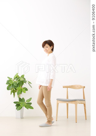 Women, indoor, whole body Women, indoor, whole body 9106400