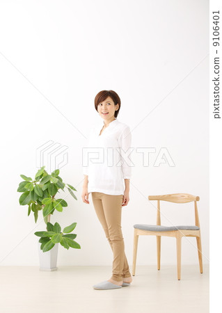 女性，室內，全身 9106401