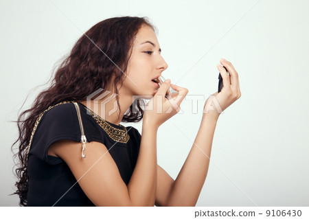 girl applying makeup 9106430