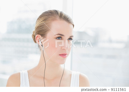 9111561