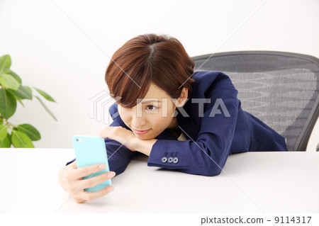 Woman with smartphone 9114317
