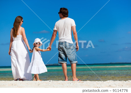 Happy family on tropical vacation 9114776
