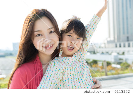 公園的母親女孩 9115332