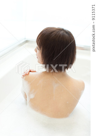 一個女人洗個澡 9115371